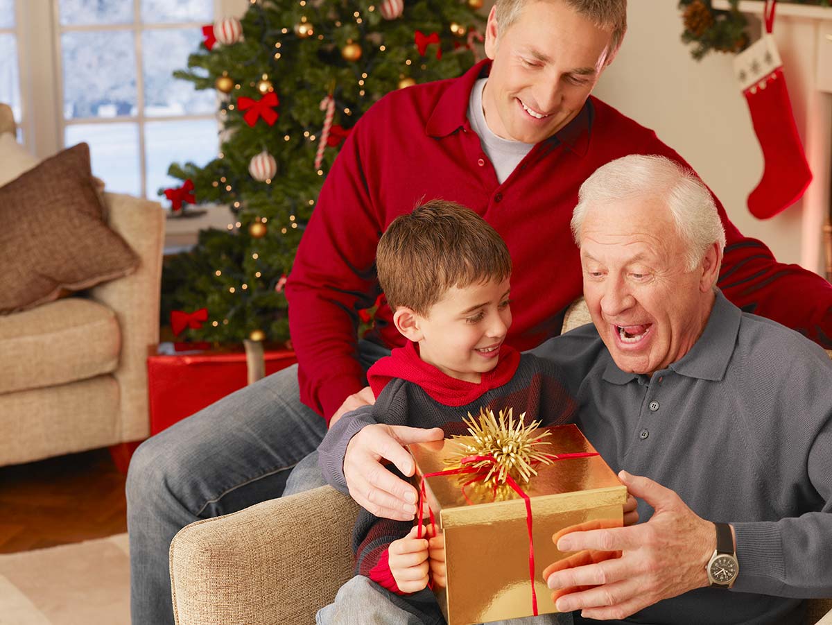 Abuelo abriendo regalos