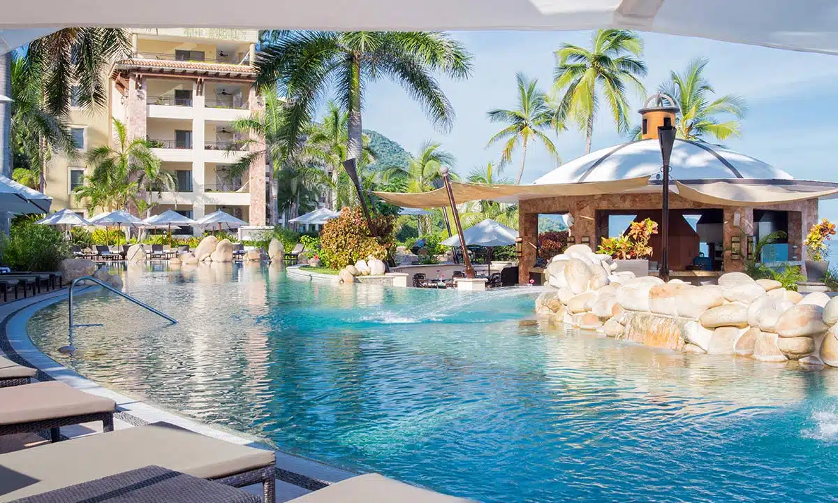 Destacada oferta culinaria de Garza Blanca Preserve bar piscina aquaazul