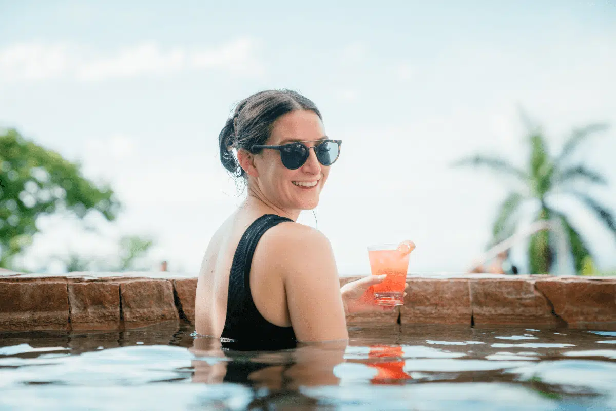 chica-bebiendo-en-piscina