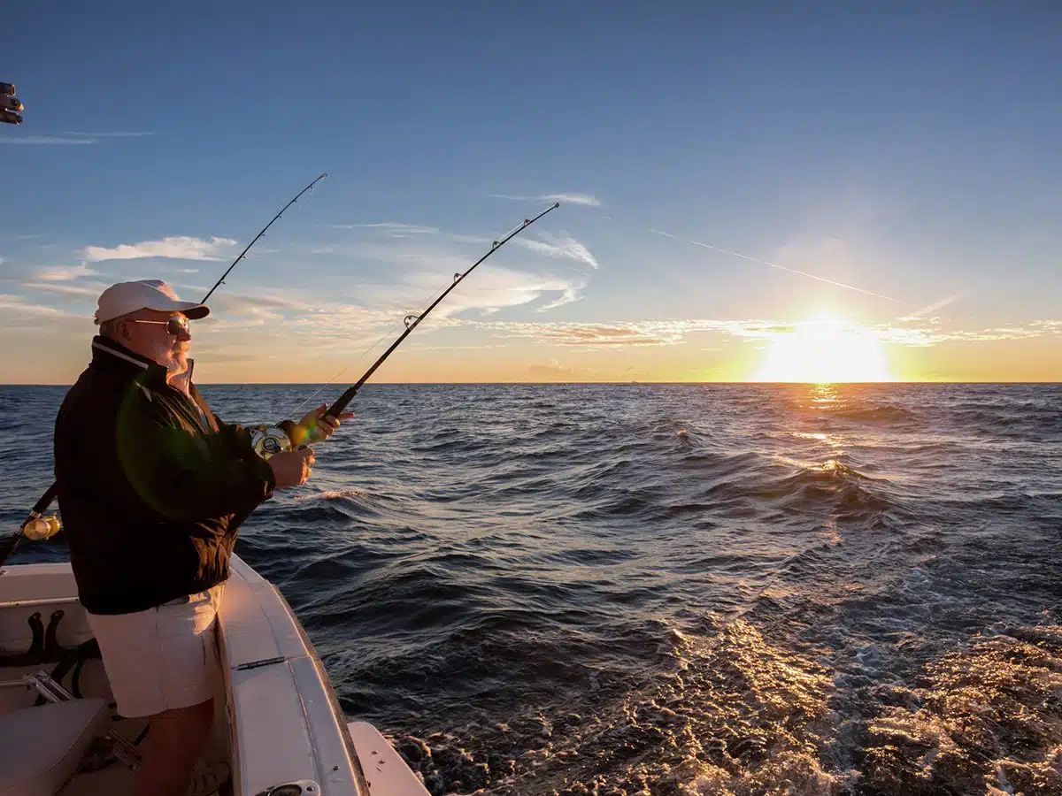 Hombre pescando en el mar