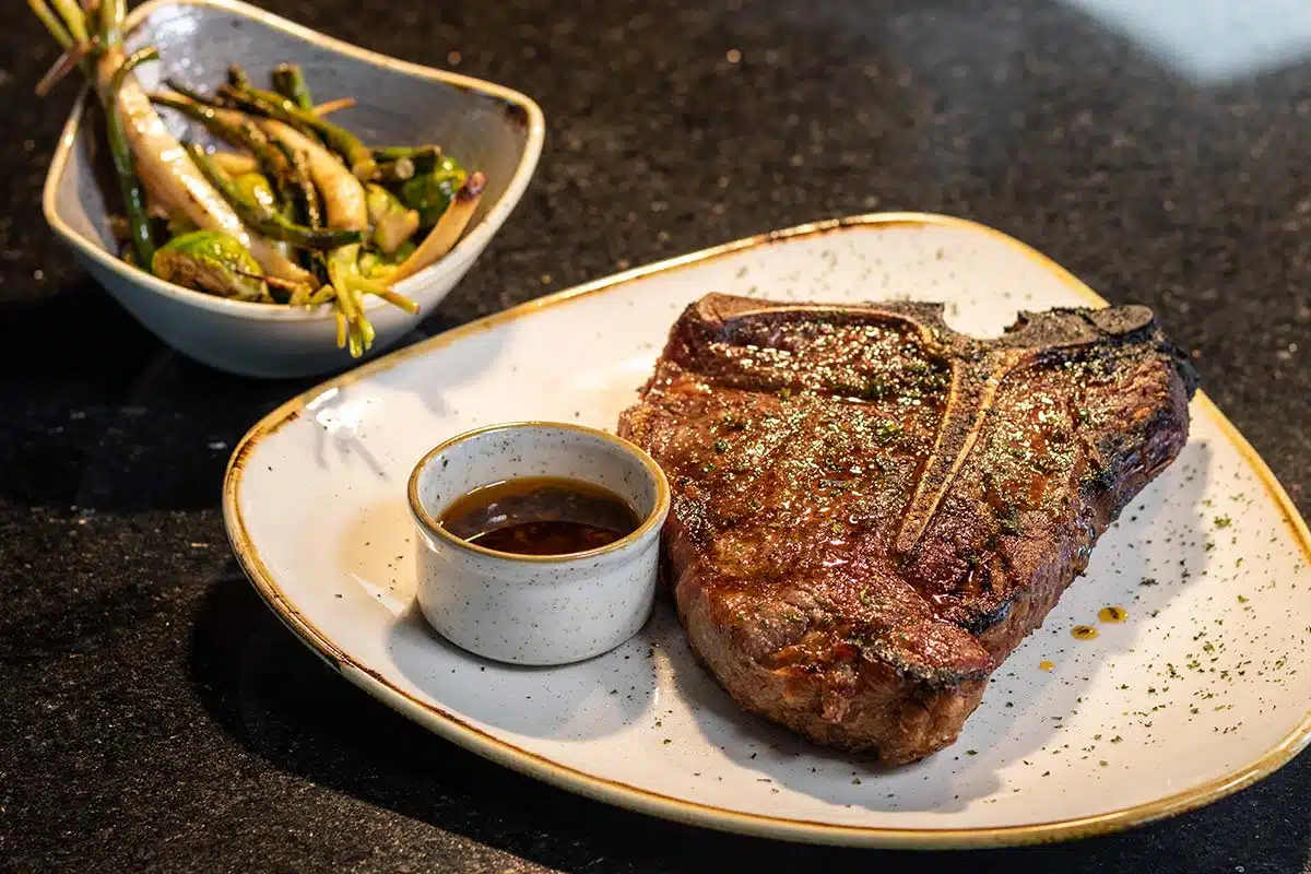 Nuevo concepto en Bocados Steak House carne de res añejada Bocadosk Garza Blaca Los Cabos