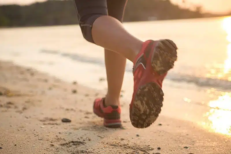 sal a correr por la playa Músculos de las piernas definidos y resistencia mejorada