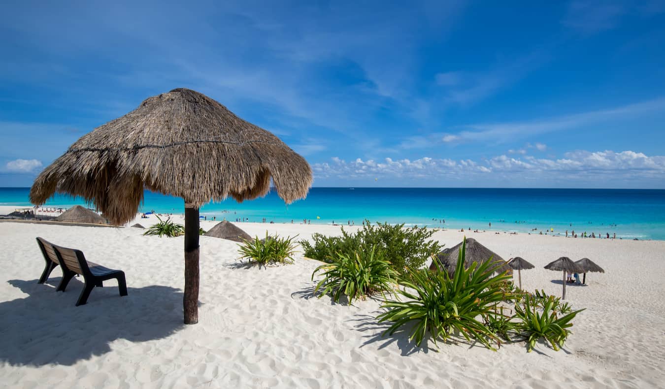 La impresionante costa bordeada de playa de Cancún, México, en un día luminoso y soleado