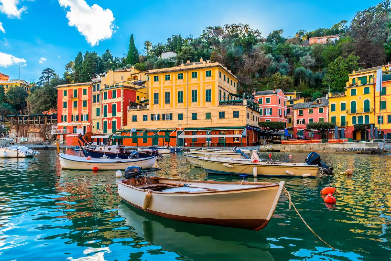 Vista panorámica de la ciudad italiana de Portofino en Liguria, Italia