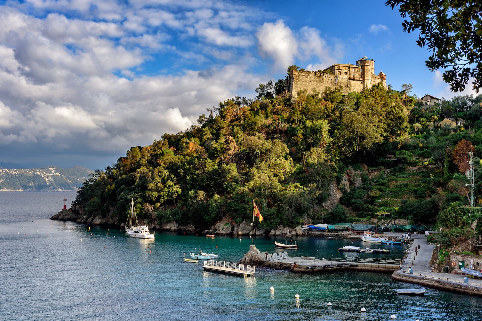 Antiguo castillo medieval, situado en una colina cerca del puerto de la ciudad de Portofino, Italia