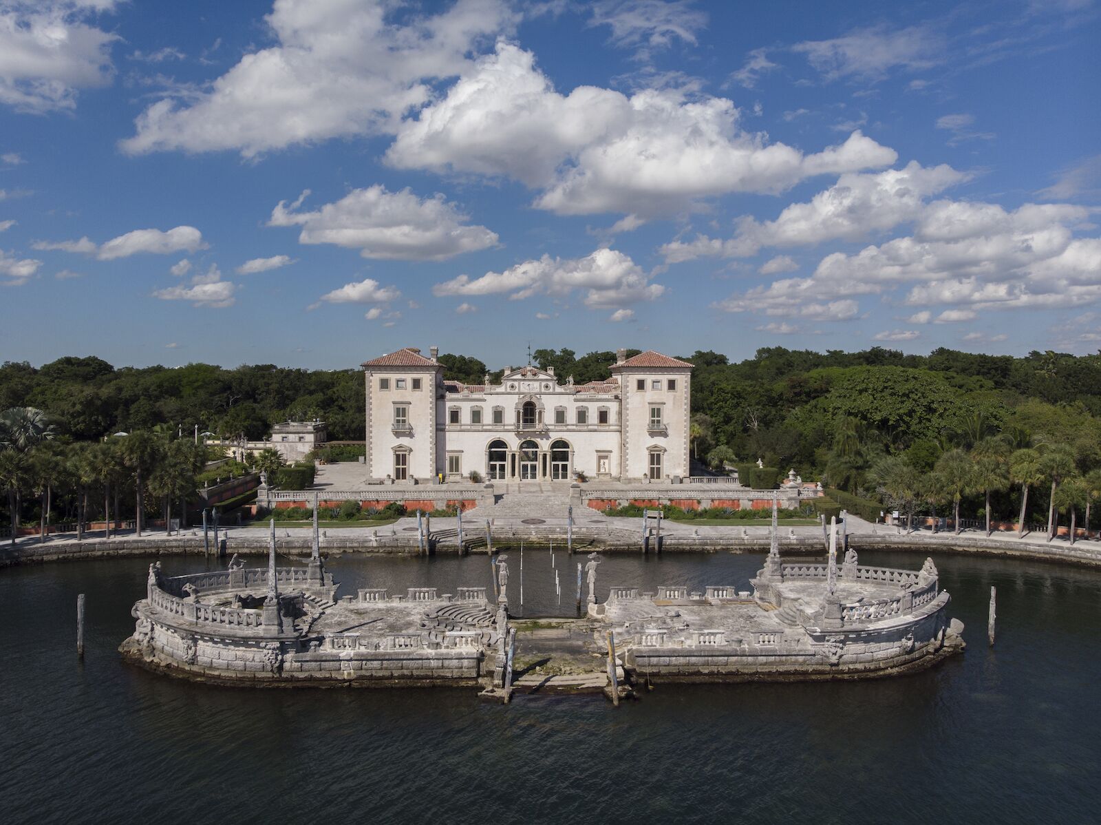 El Museo y Jardines Vizcaya de Miami y la famosa barcaza vistos desde arriba.