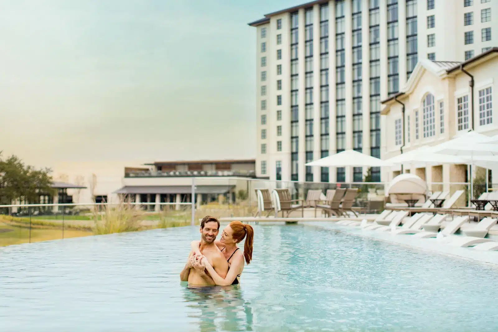 Una pareja descansa en la piscina del Omni Barton Creek