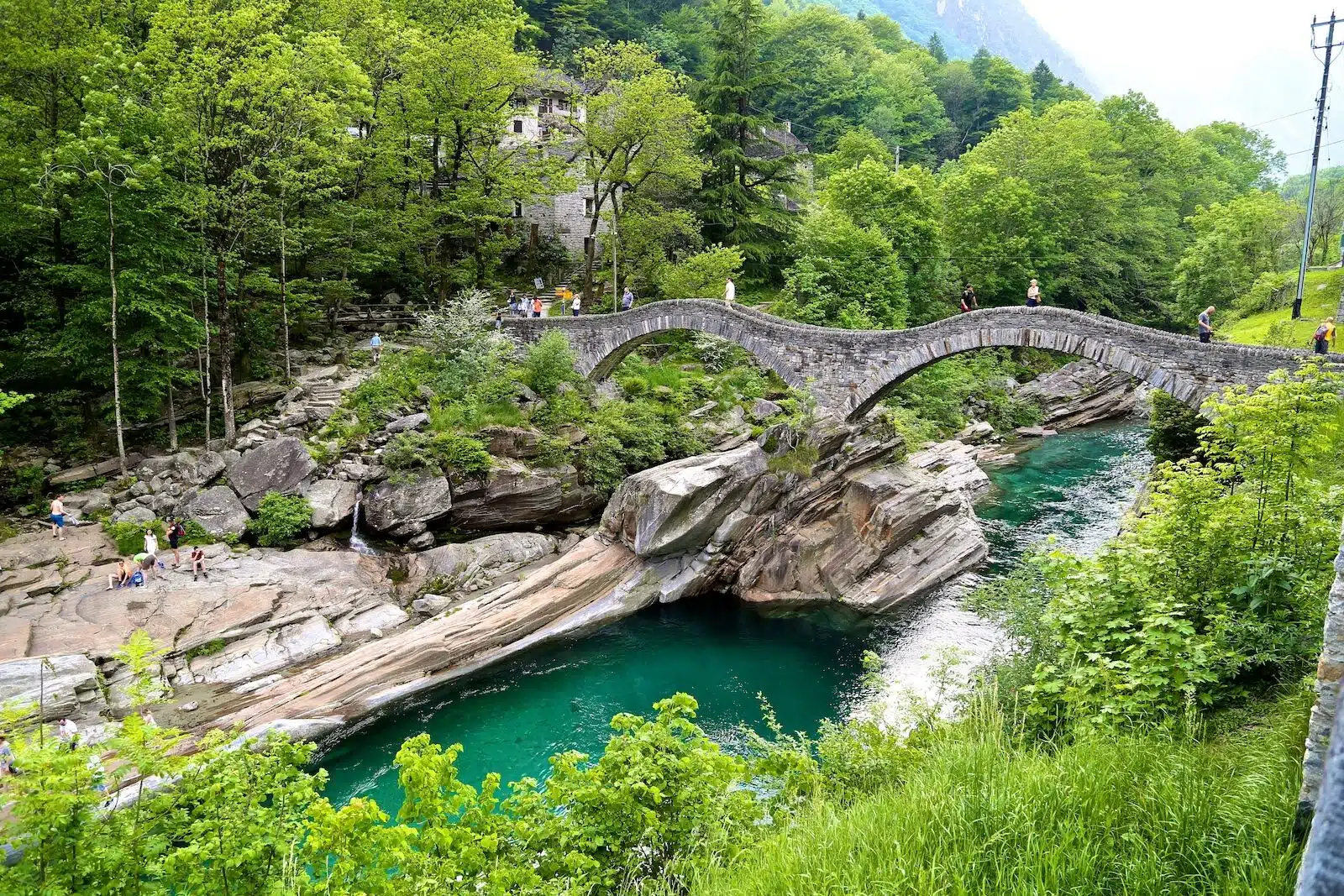 La remota piscina del Valle Verzasca en Suiza merece la pena el viaje Puente dei Salti en Lavertezzo