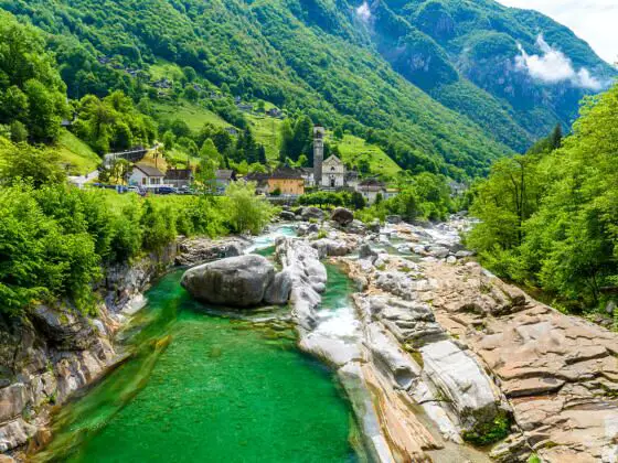 La remota piscina del Valle Verzasca en Suiza merece la pena el viaje