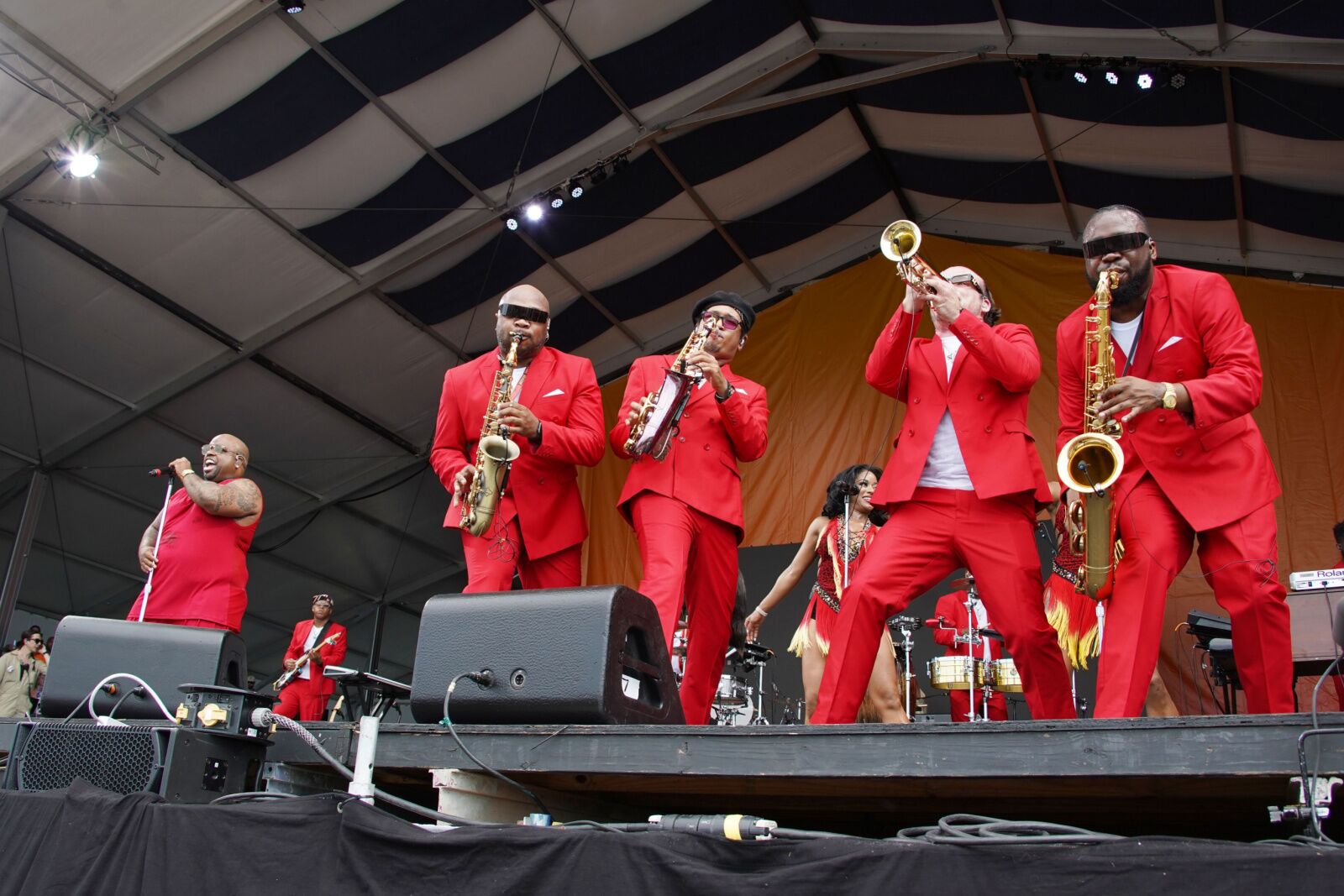festivales de nueva orleans - banda en el festival de jazz vestida de rojo