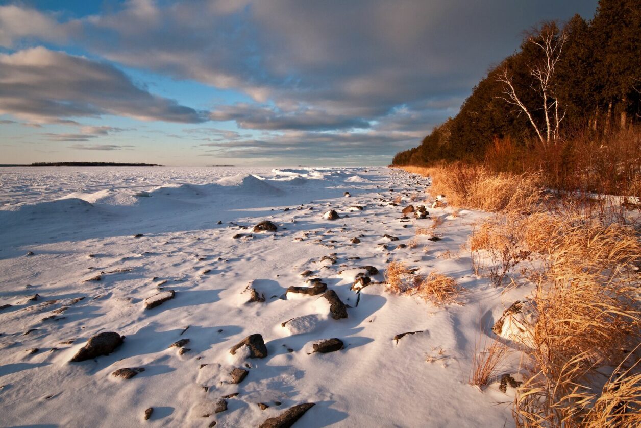 Luz del atardecer en la costa invernal del Parque Estatal de la Península, en el condado de Door, Wisconsin.