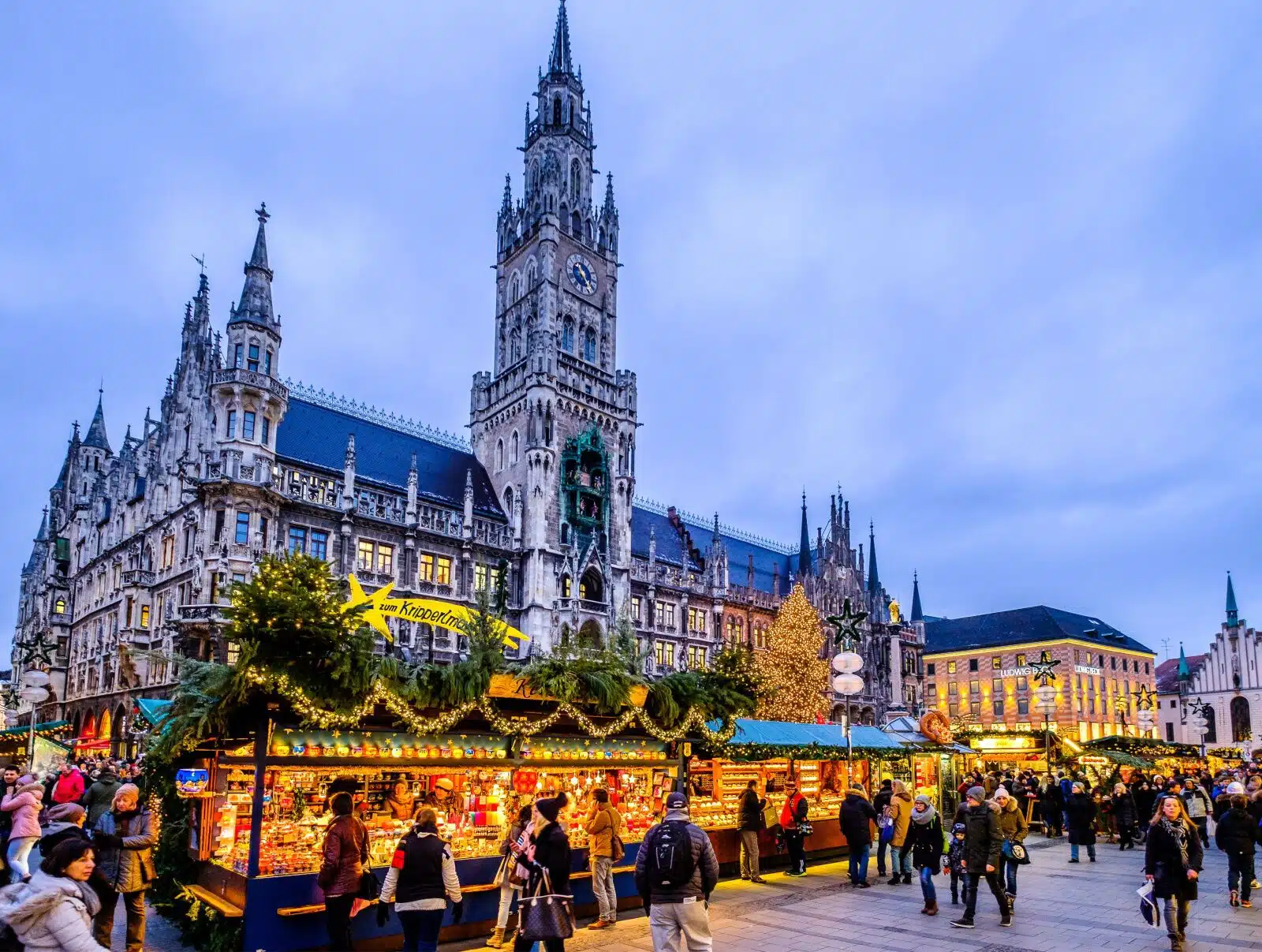 mercado de navidad en munich al atardecer