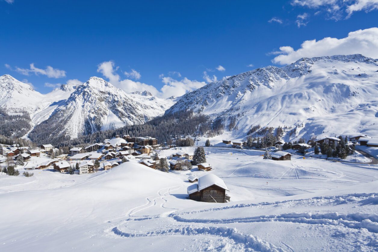 Suiza, Vista de montañas cubiertas de nieve en Arosa