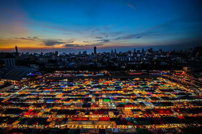 mercado nocturno tailandés