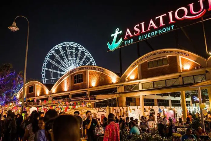 Asiatique Mercado Nocturno Frente al Río Bangkok Tailandia