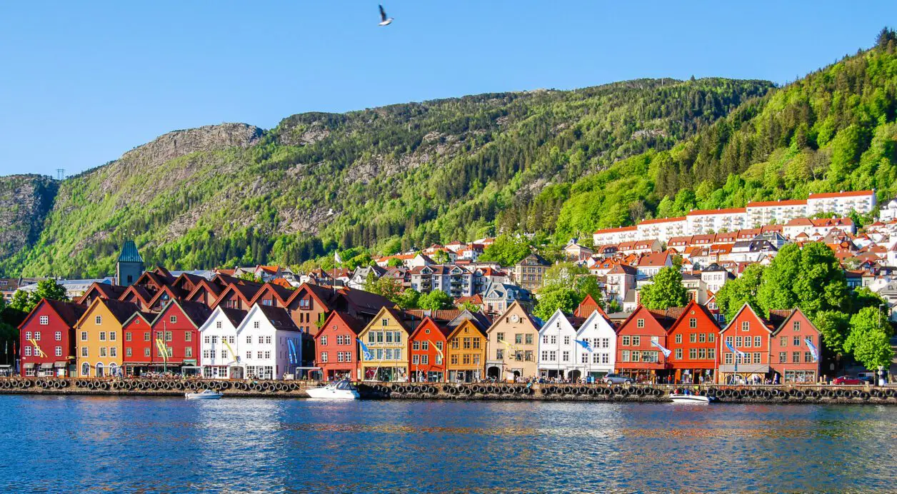 Vista del paisaje urbano de casas sobre el lago Bergen, Noruega