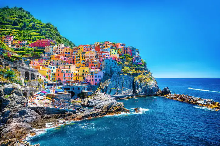Hermoso paisaje urbano colorido en las montañas sobre el mar Mediterráneo, Europa, Cinque Terre, arquitectura tradicional italiana