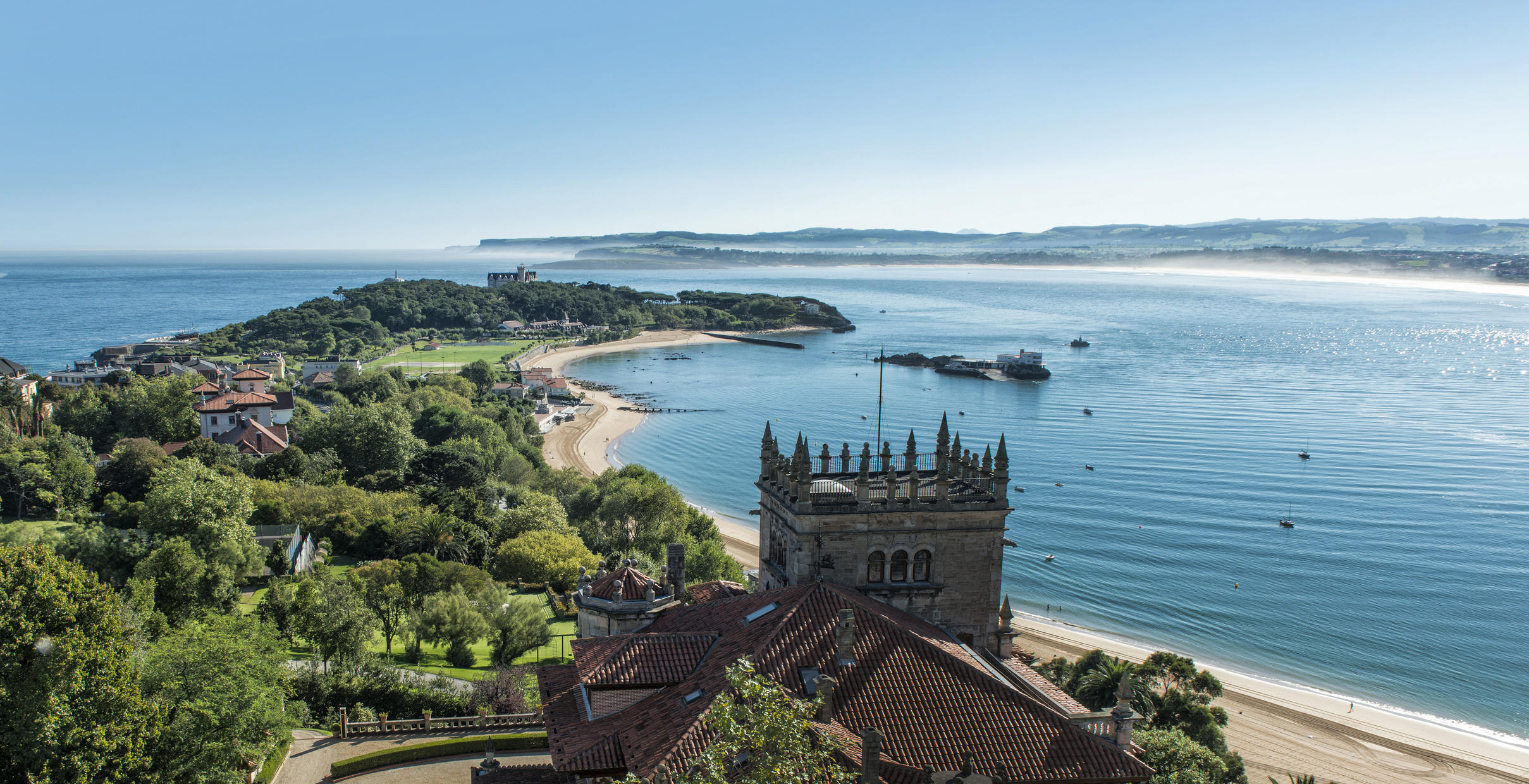 Hermosa panorámica de la Bahía de Santander y la Península de la Magdalena con el Palacio de la Magdalena al fondo, Santander, España