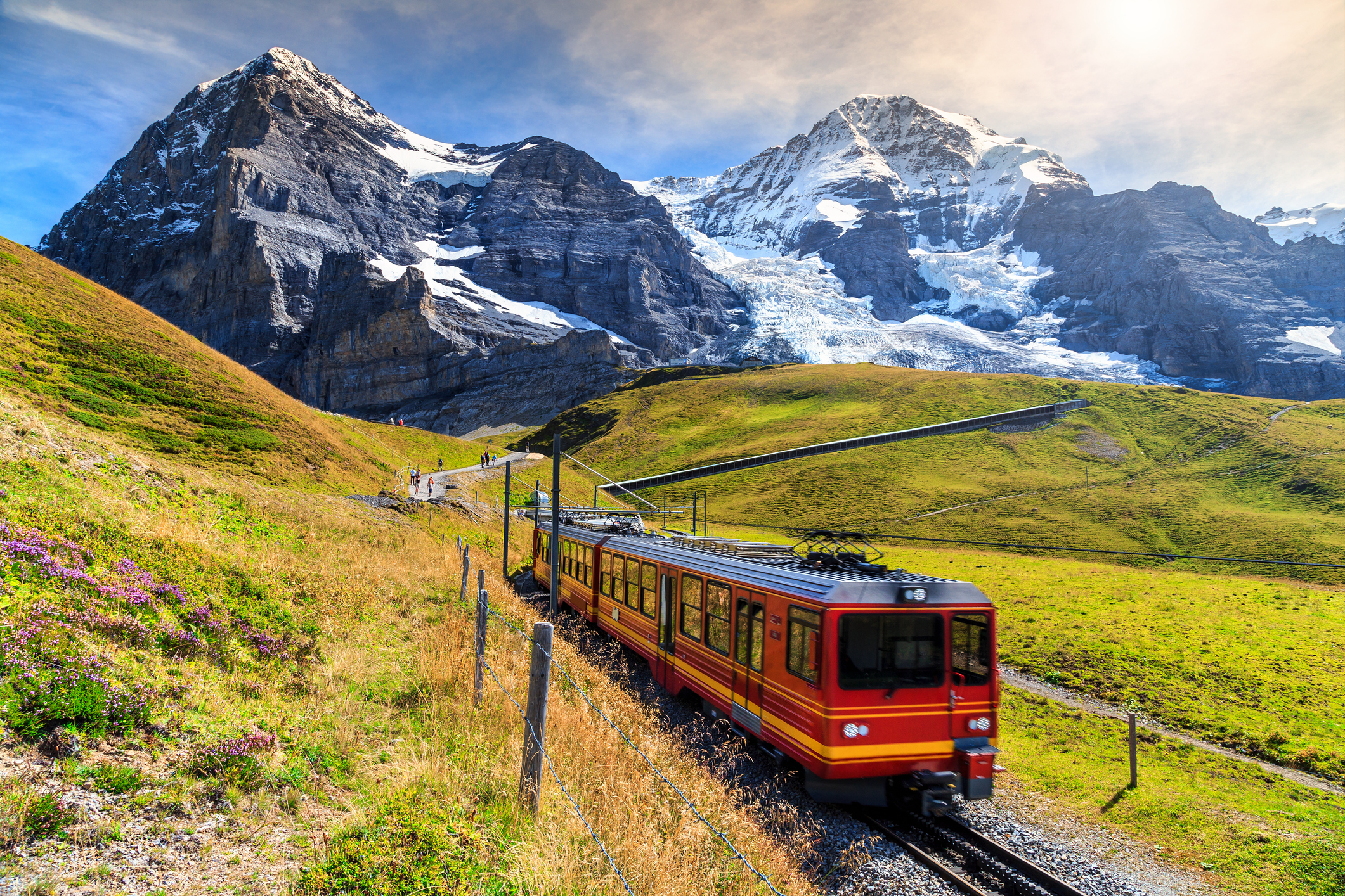Famoso tren turístico rojo eléctrico que baja de la estación de Jungfraujoch en Kleine Scheidegg, Oberland Bernés, Suiza.