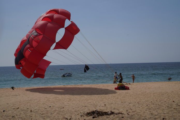 parasailing en la playa de karon