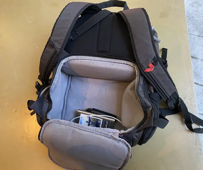 mochila para cámara de viaje de Manfrotto con bolsillo oculto que se abre desde el interior