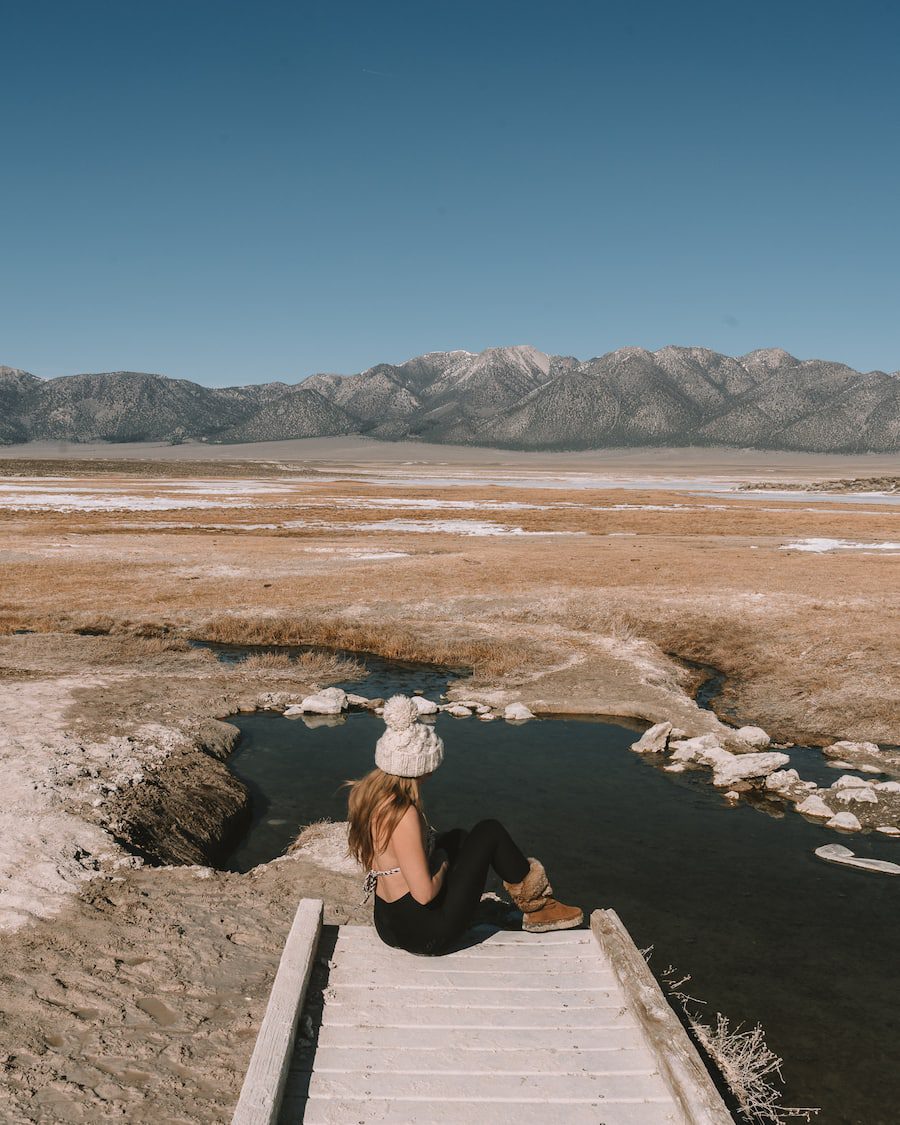 Michelle Halpern en una fuente termal en Mammoth Lakes, California en invierno