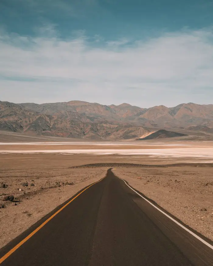 Largo camino recto en Death Valley