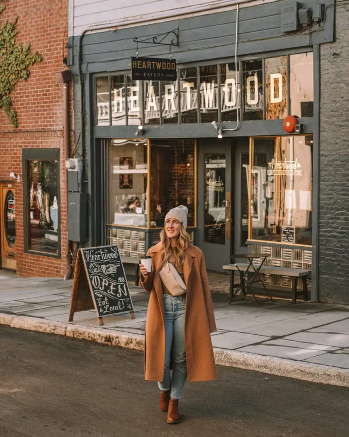 Michelle Halpern frente al restaurante Heartwood con ropa de invierno 