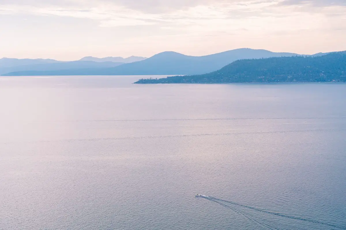 Paseos en barco hacia el lago al atardecer en el lago Tahoe