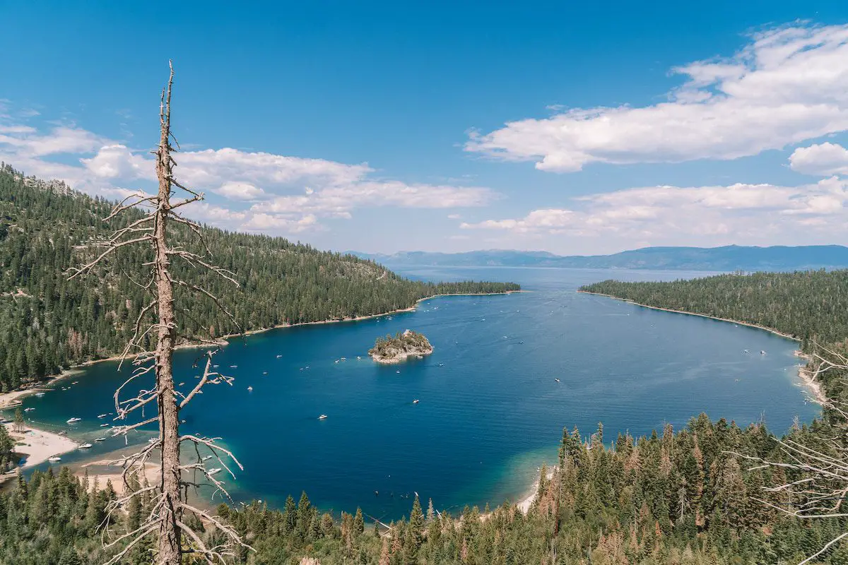 Vista con vistas a Emerald Bay en Lake Tahoe al mediodía