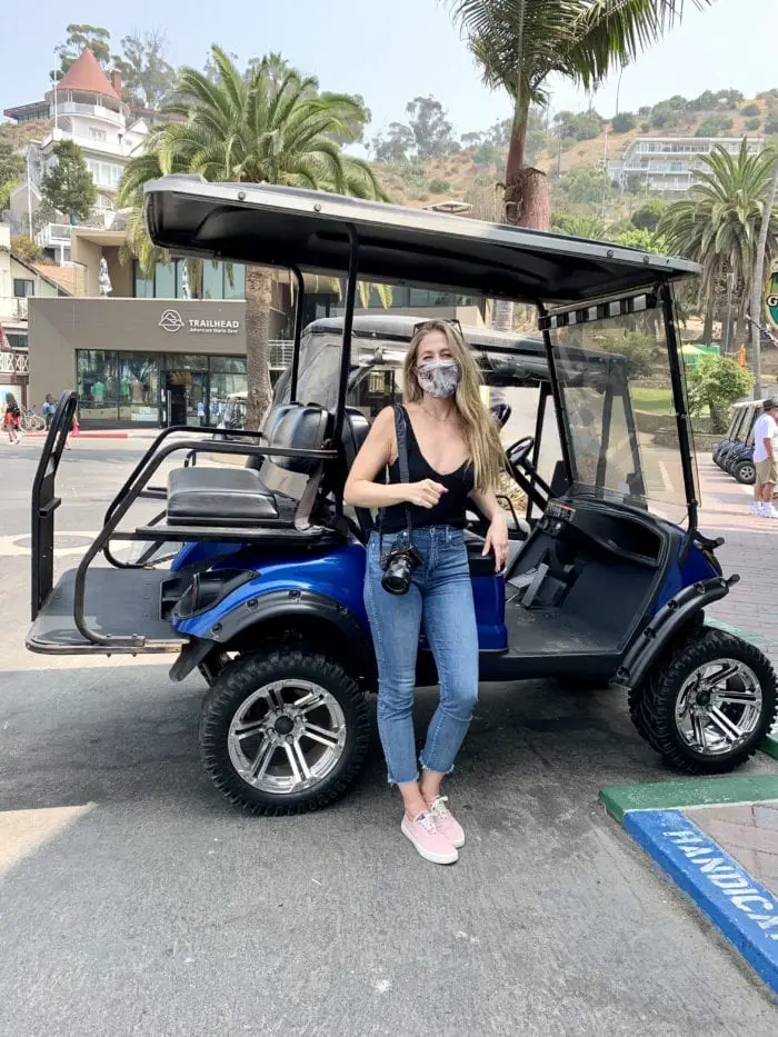 Michelle Halpern de pie frente a un carrito de golf