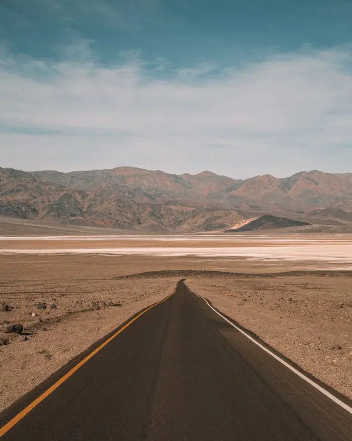 Camino vacío en Death Valley en invierno