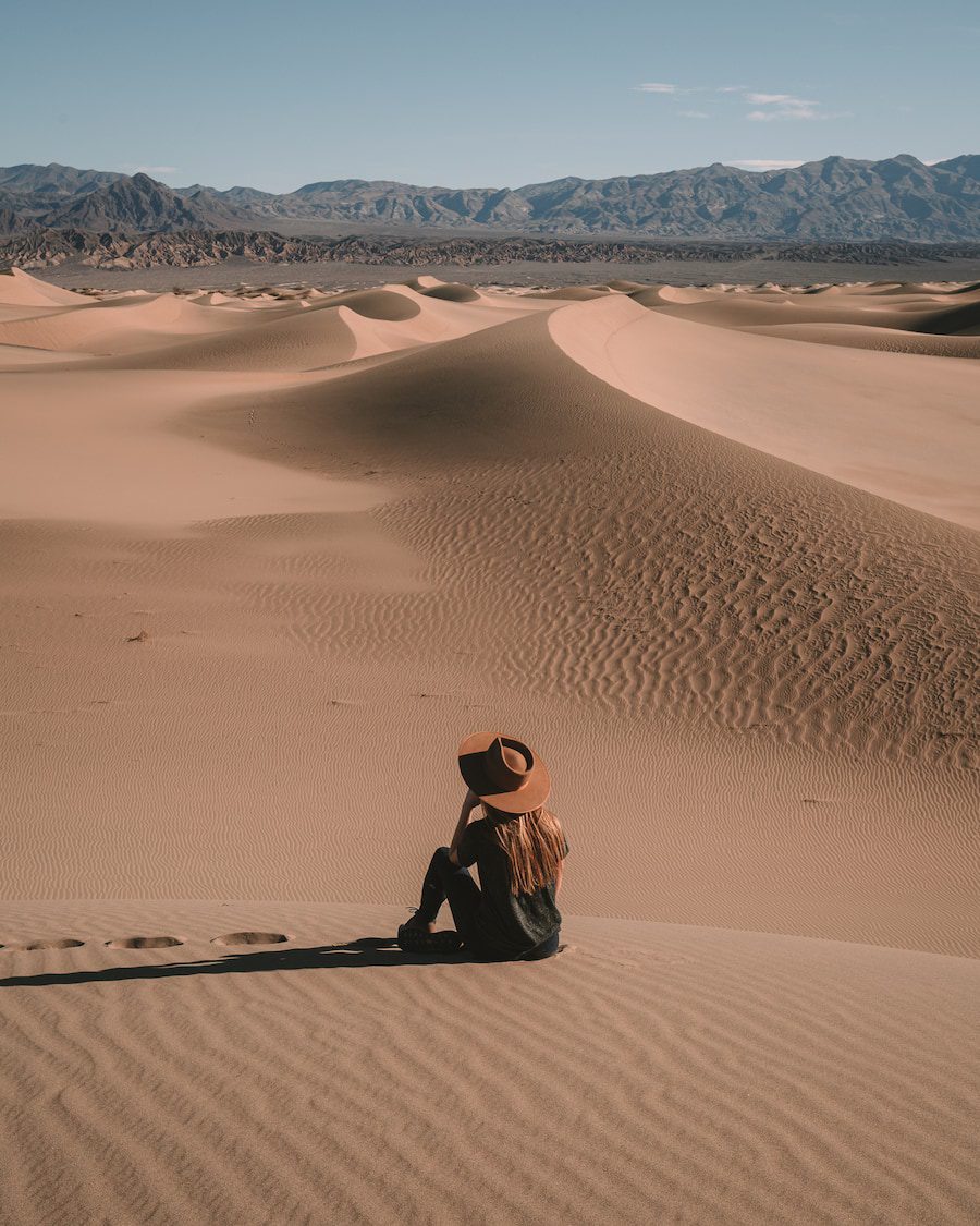 Michelle Halpern sentada en una duna de arena en Death Valley