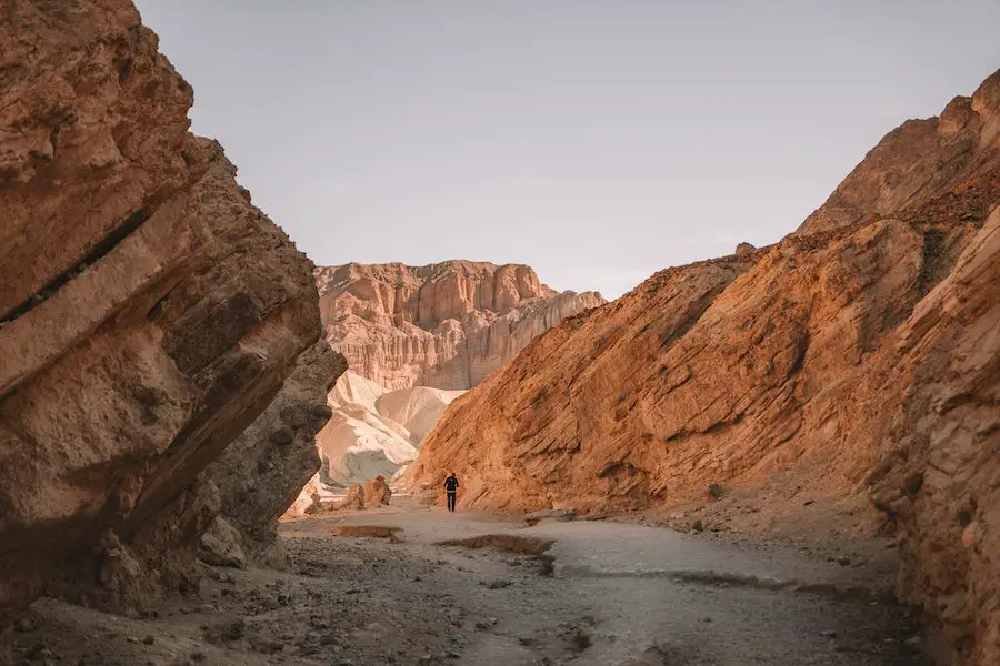 Michelle Halpern en Badwater Basin en Death Valley en invierno