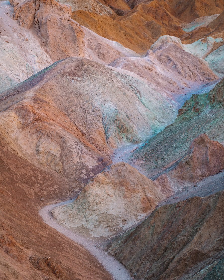 Rocas coloridas en Artists Palette en Death Valley en invierno