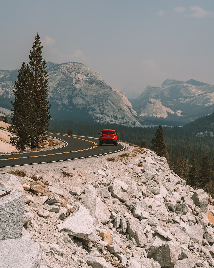 Conduciendo por Tioga Road en Yosemite