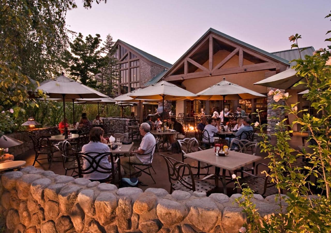 Comedor al aire libre en Tenaya Lodge para saber dónde alojarse en Yosemite blog