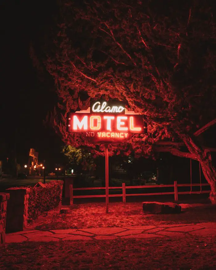 Muestra del motel de Alamo en la noche