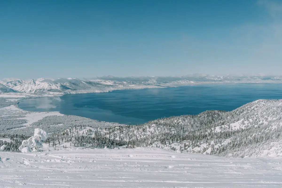 Vista del lago Tahoe junto a picos nevados desde Heavenly Mountain Resort