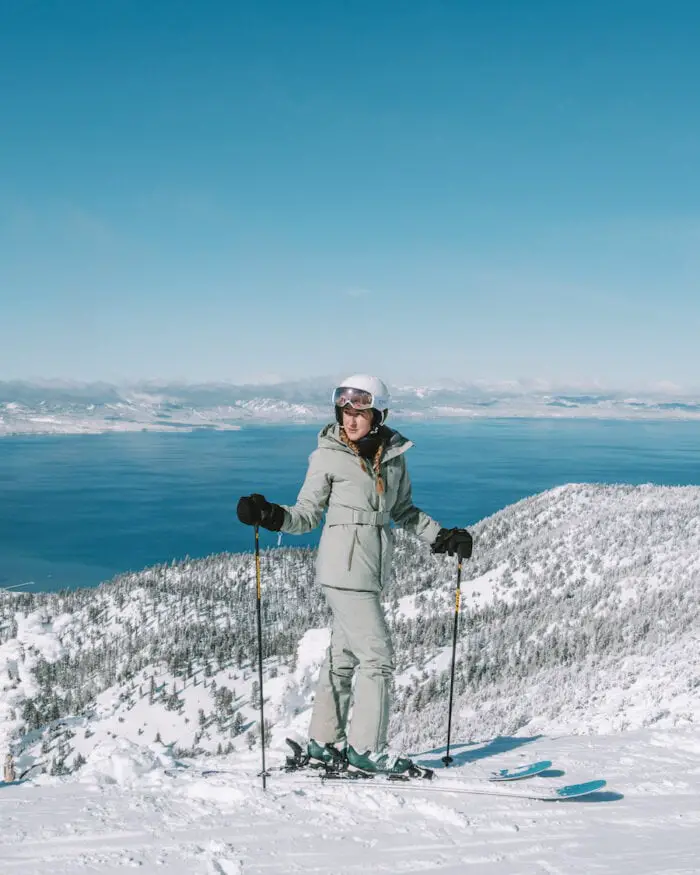 Michelle Halpern de pie con esquís en la cima de la montaña en Heavenly en Lake Tahoe 