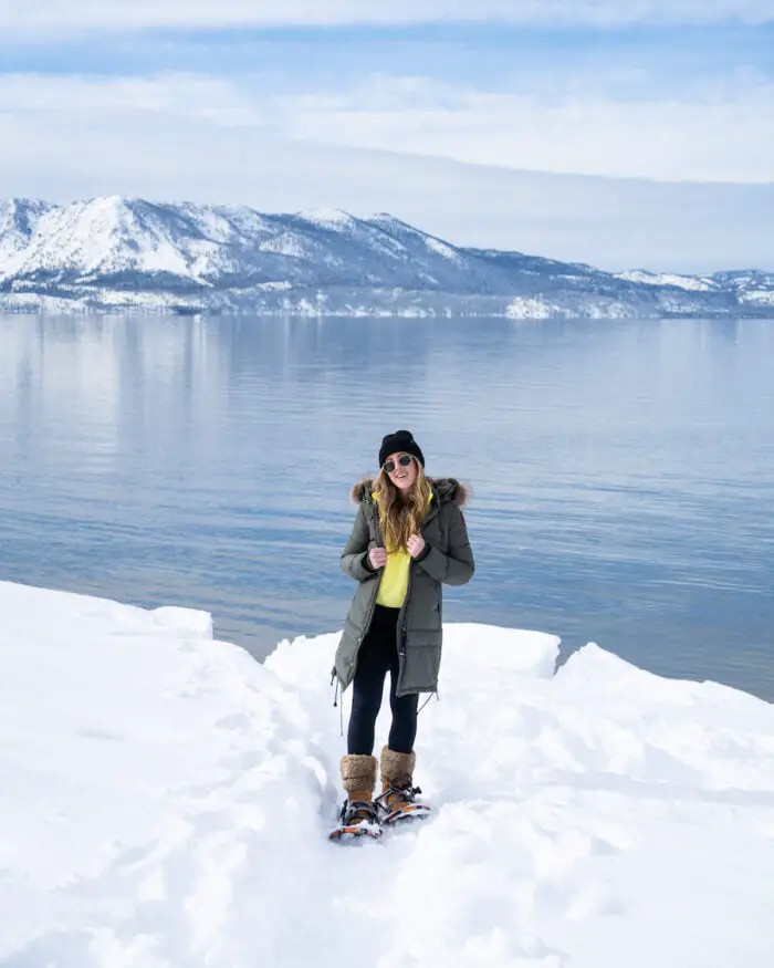 Michelle Halpern de pie frente al lago Tahoe en invierno