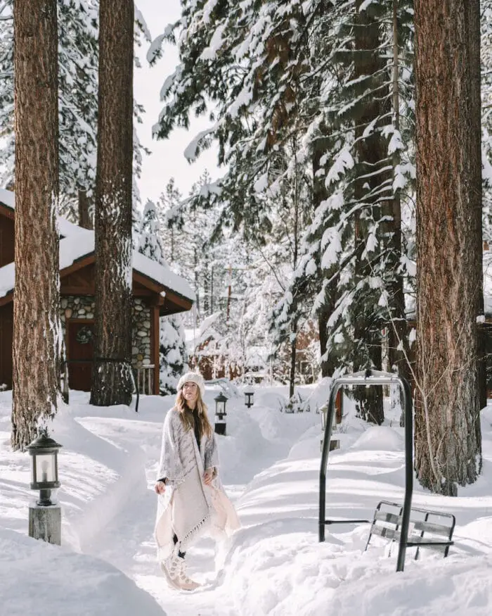 Michelle Halpern de pie sobre un camino nevado en Black Bear Lodge en South Lake Tahoe - Guía de invierno de Lake Tahoe