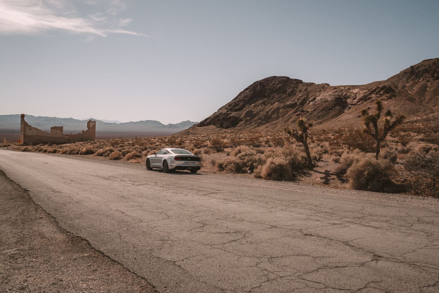 Mustang plateado estacionado al lado de la carretera en el pueblo fantasma del Valle de la Muerte