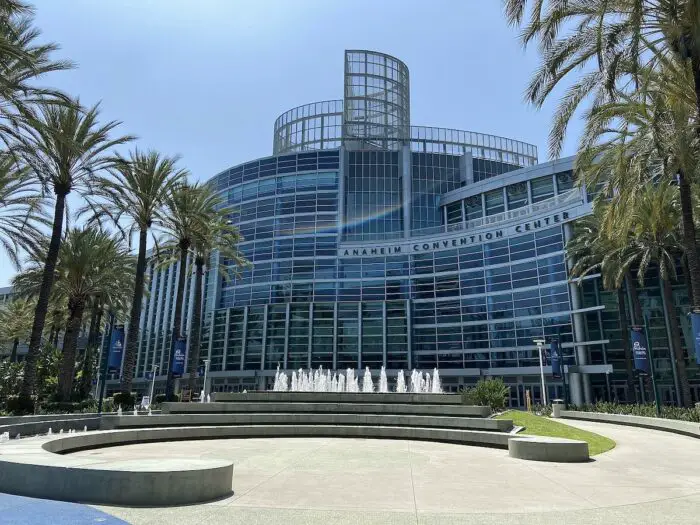 Exterior del Centro de Convenciones de Anaheim foto de Troutfarm27 vía Wikimedia cc