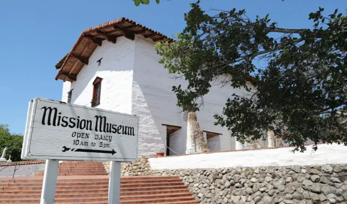 Misión San José y foto del museo a través de la página de FB