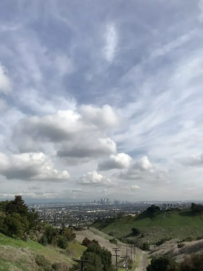 Vista del cielo nublado al norte del centro de Los Ángeles desde Baldwin Hills por Jengod a través de Wikimedia cc
