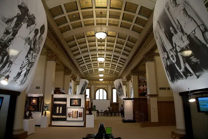 Biblioteca del Museo Afroamericano de Oakland por Almonroth a través de Wikimedia cc