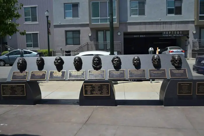 The Remember Them: Champions for Humanity Monument de Minette Lontsie a través de Wikimedia cc