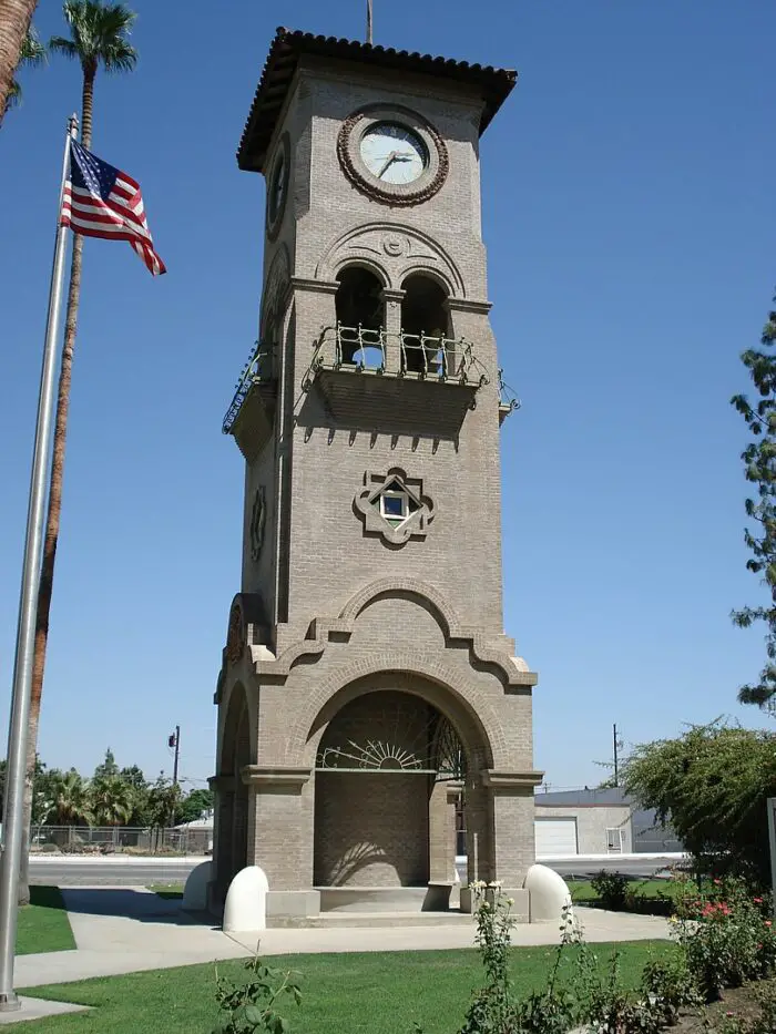 Foto de la torre del reloj conmemorativa de Beale en el museo del condado de Kern a través de Wikimedia cc
