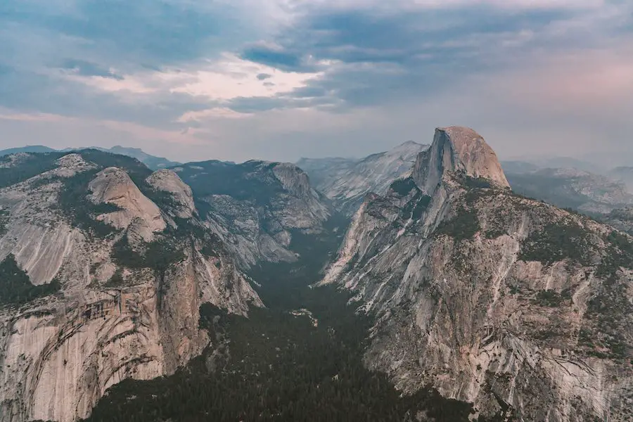 Vistas del atardecer con vistas al valle de Yosemite